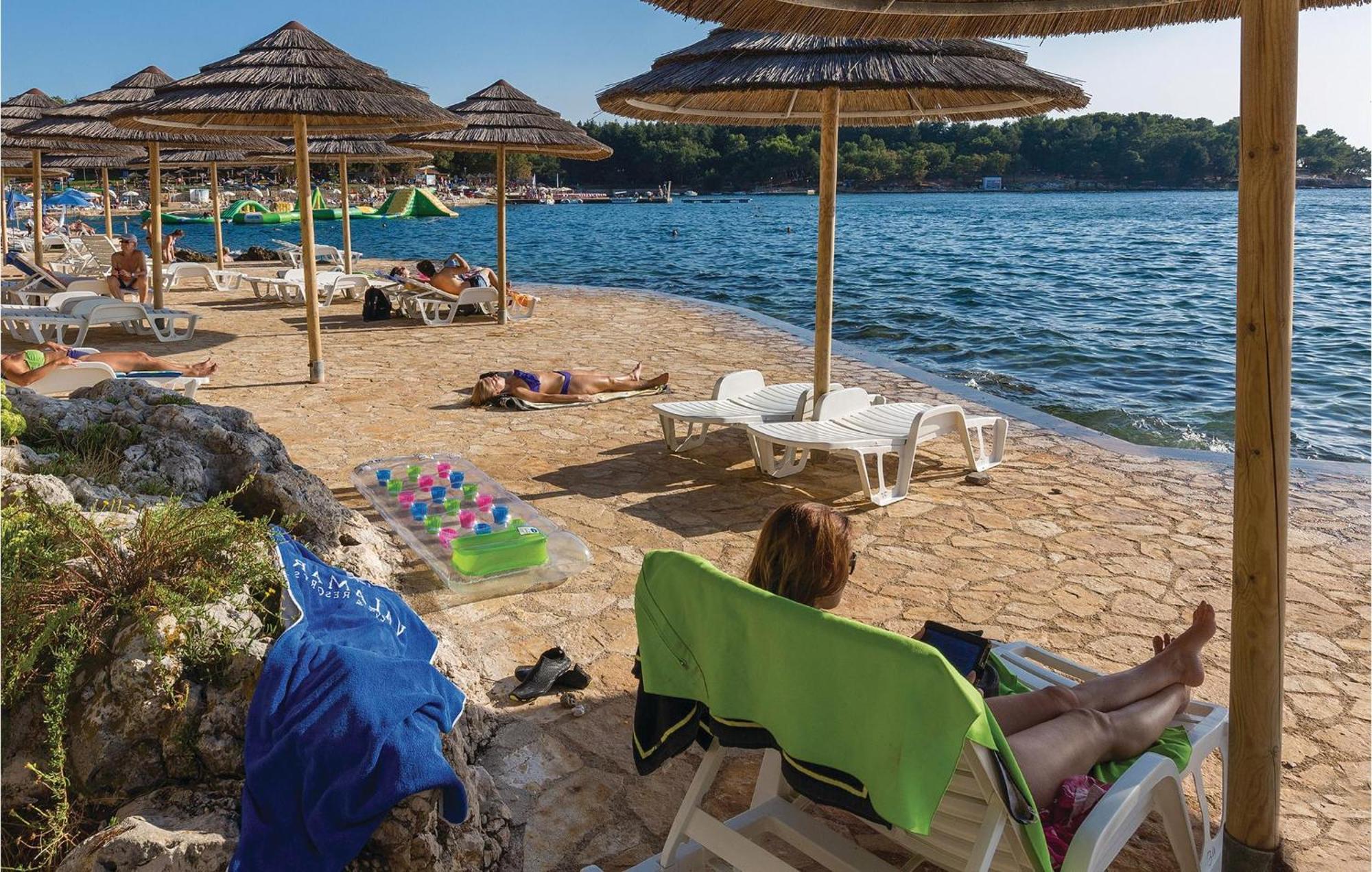 Apartment 1 Bedroom Gorgeous Apartment In Porec *